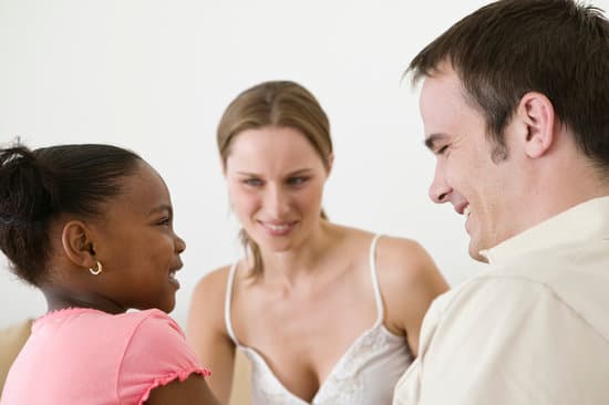 Acolhimento Familiar x Acolhimento Institucional